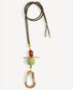 Collar largo Hanner verde de Emolo con cordón caqui trenzado, cuentas verde y rojiza y colgante dorado de gota calada