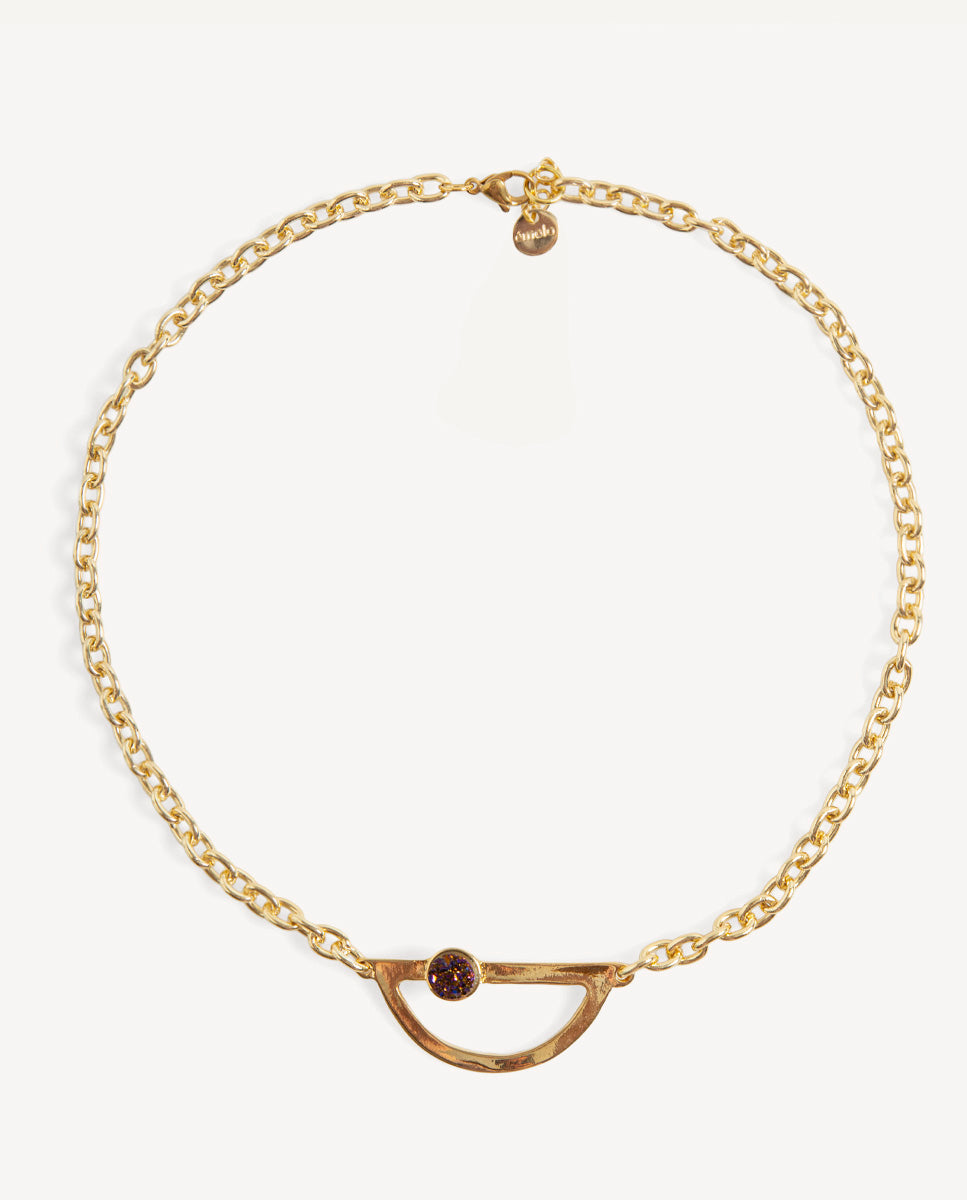 Collar Solmara de Emolo con cadena de eslabones dorados y pieza central semicircular con drusa navy