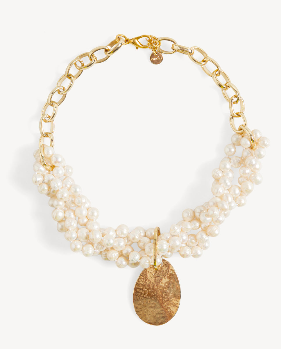 Collar Odri Sienna Perla Della de Emolo con varias hileras de perlas blancas, cadena y medallón dorados