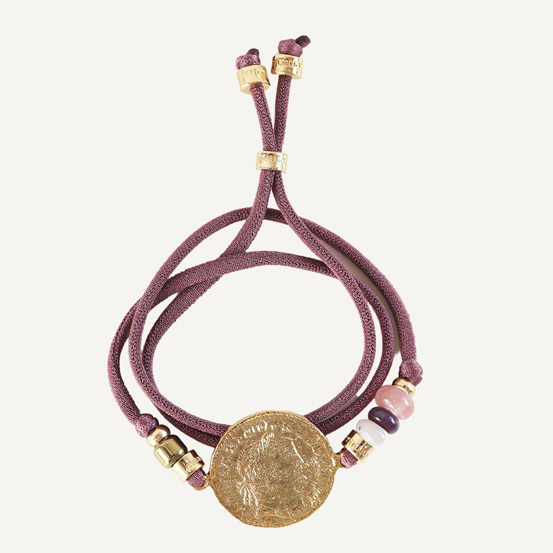 Collar y pulsera color berenjena con moneda dorada