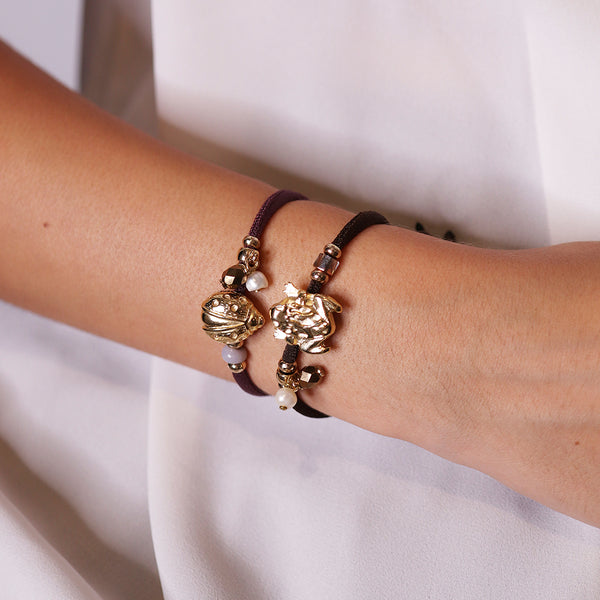 Pulsera ajustable pieza dorada con perlas y pieza central forma animales