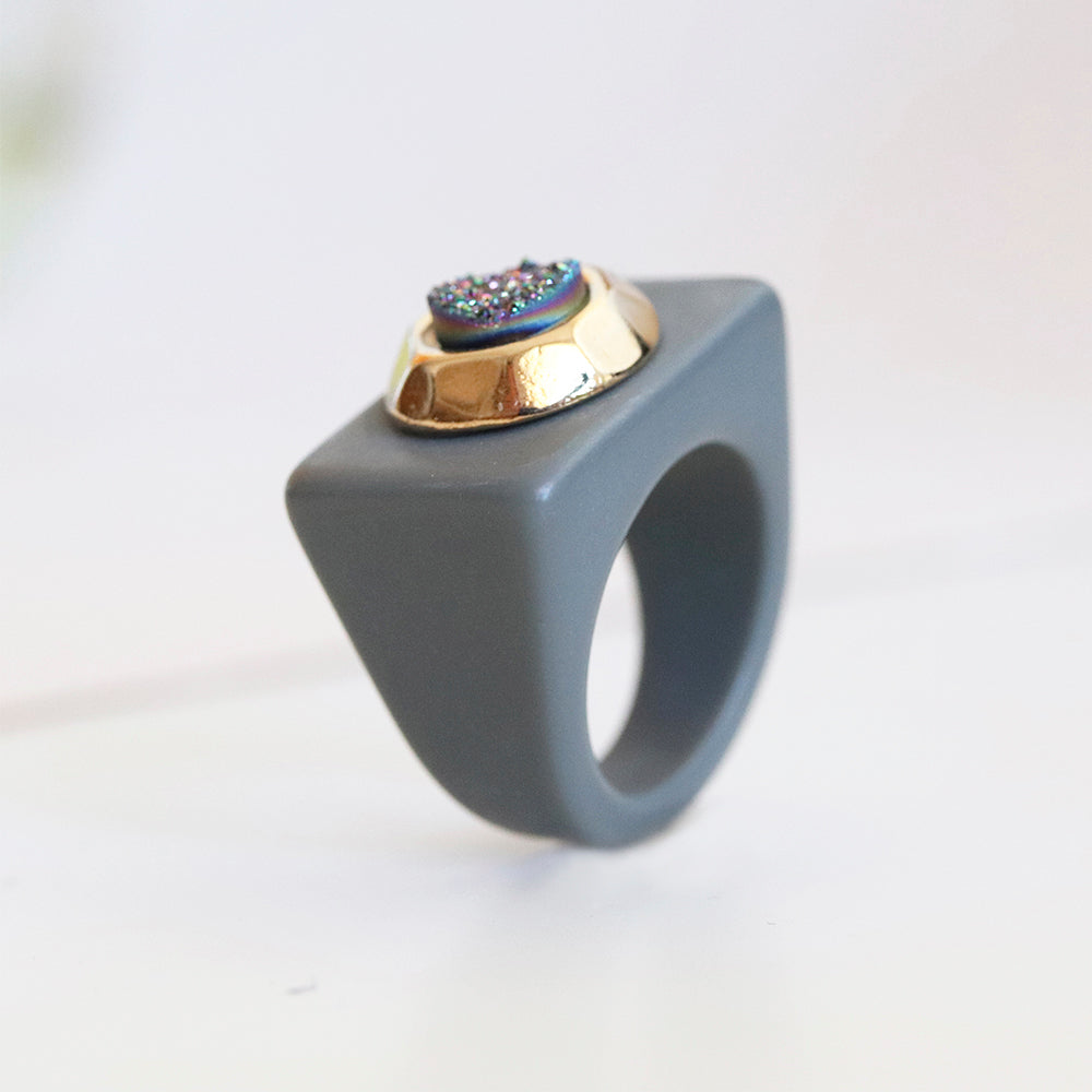 Anillo mujer gris con drusa de titanio multicolor