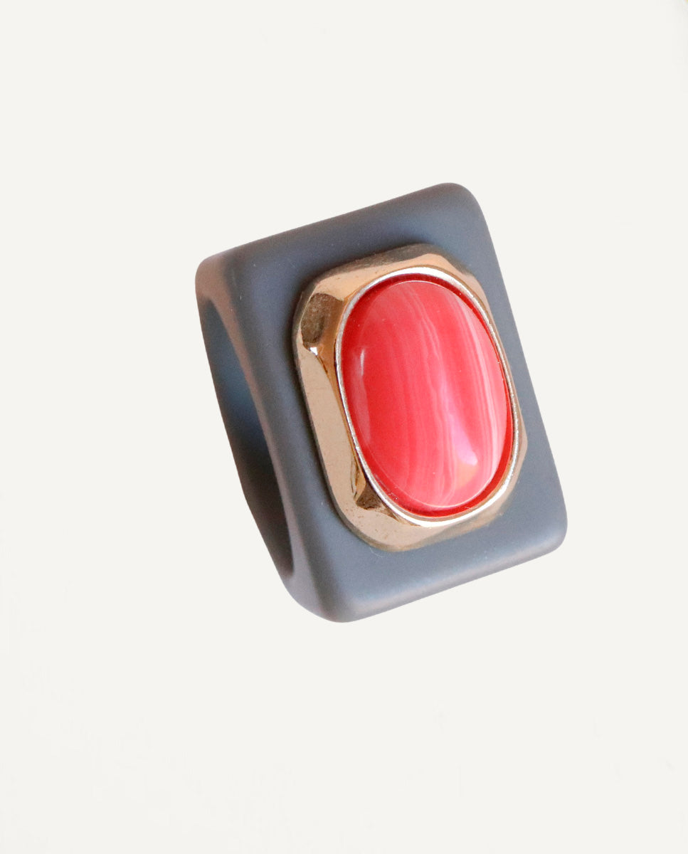 Women's grey ring with veined red agate