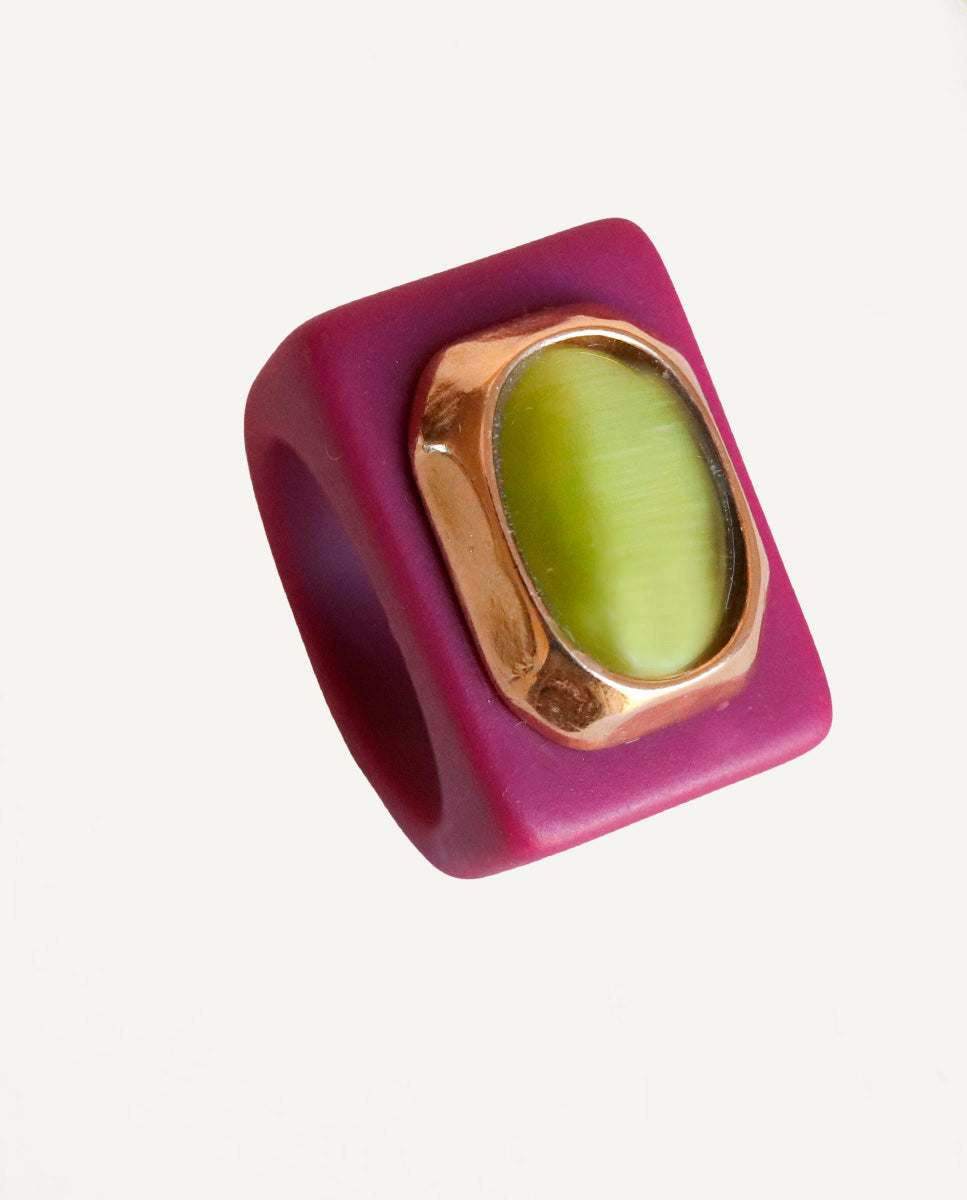 Women's aubergine ring with lime selenite