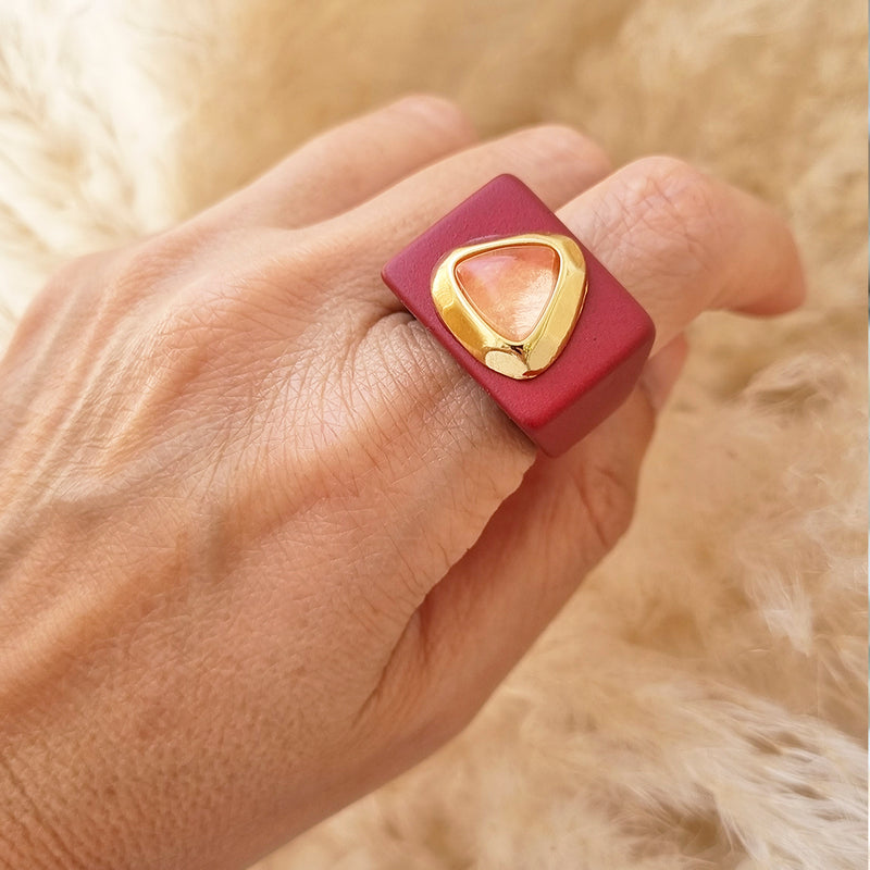 Anillo color granate con oro y piedra natural [SOUL]