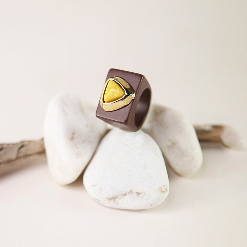 anillo marrón con piedra amazonita color amarillo