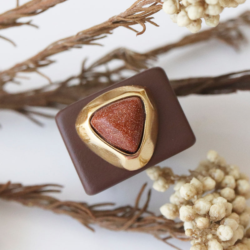 anillo grande marrón con piedra natural marrón