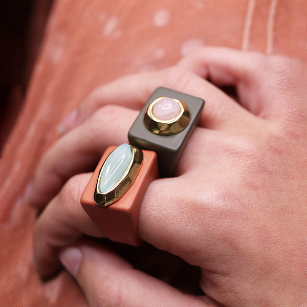 anillo grande con piedra de cuarzo azul