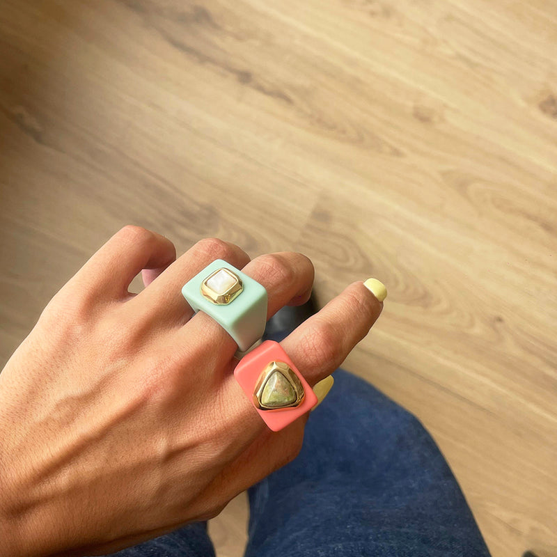 Anillo para mujer color coral unakita