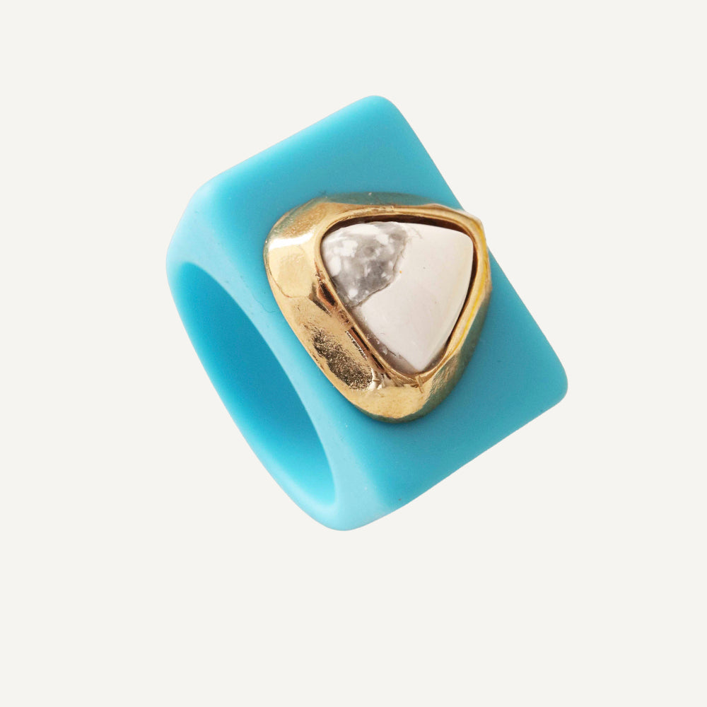 Anillo grande para mujer azul con howlita blanca