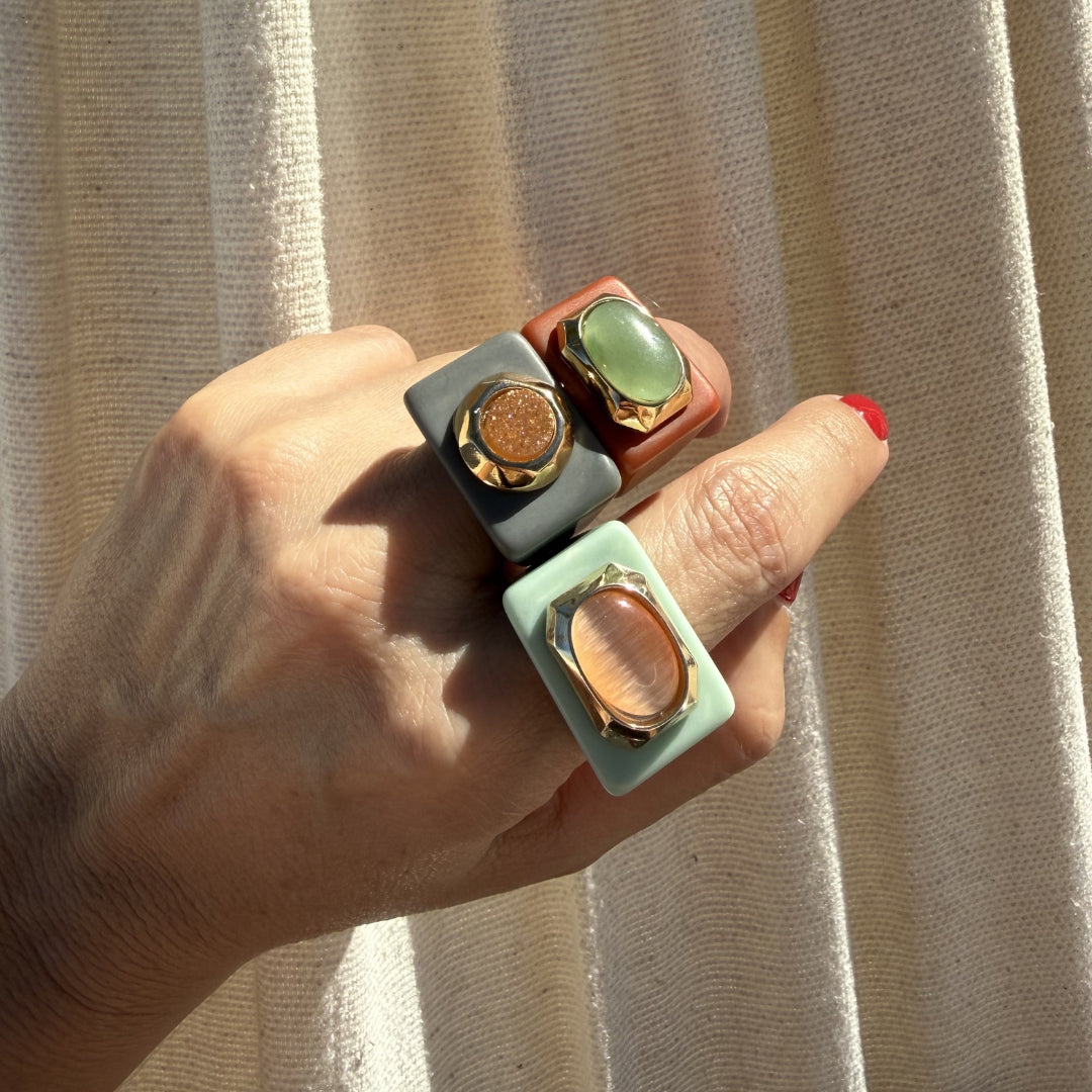 Anillo mujer verde mint con selenita salmón