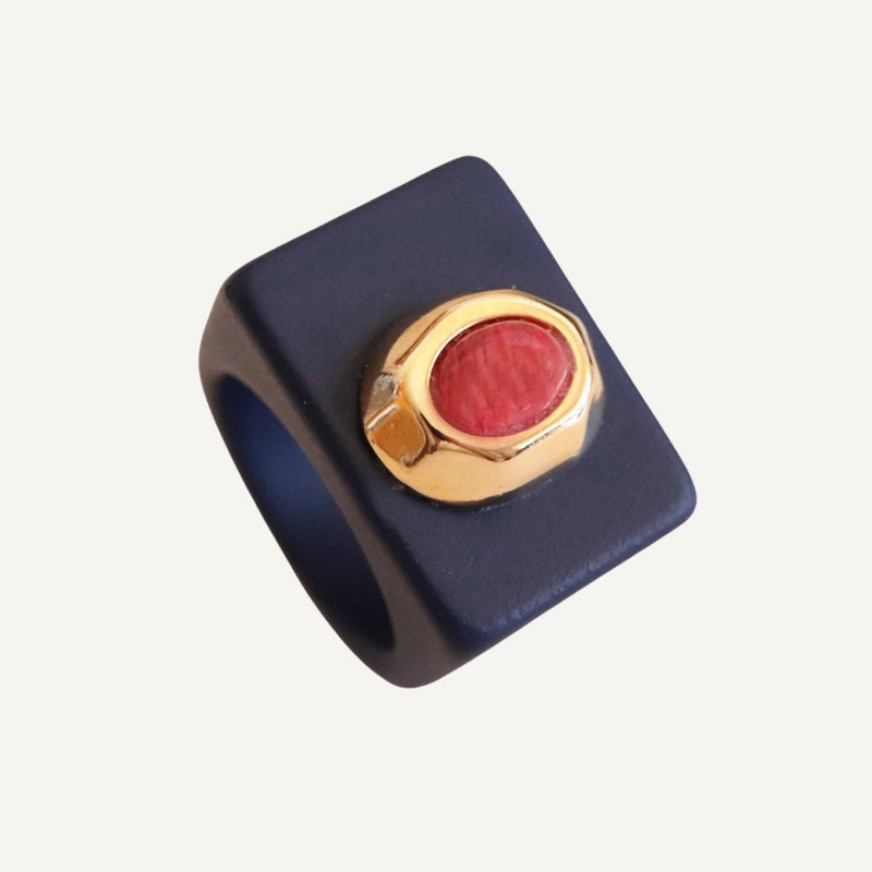 Anillo azul marino con amazonita roja