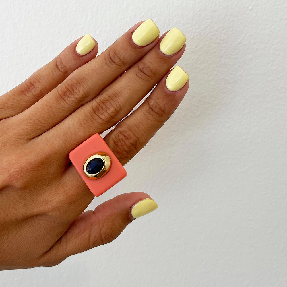 Anillo mujer coral con piedra natural sodalita