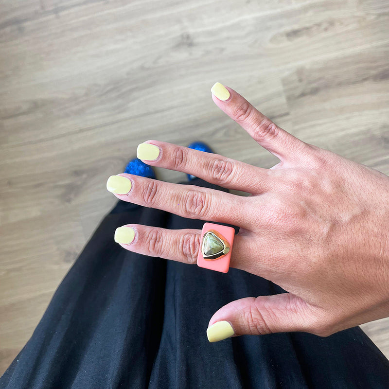 Anillo para mujer color coral unakita