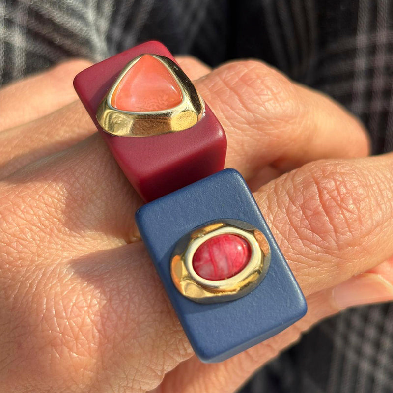 Anillo azul marino con amazonita roja