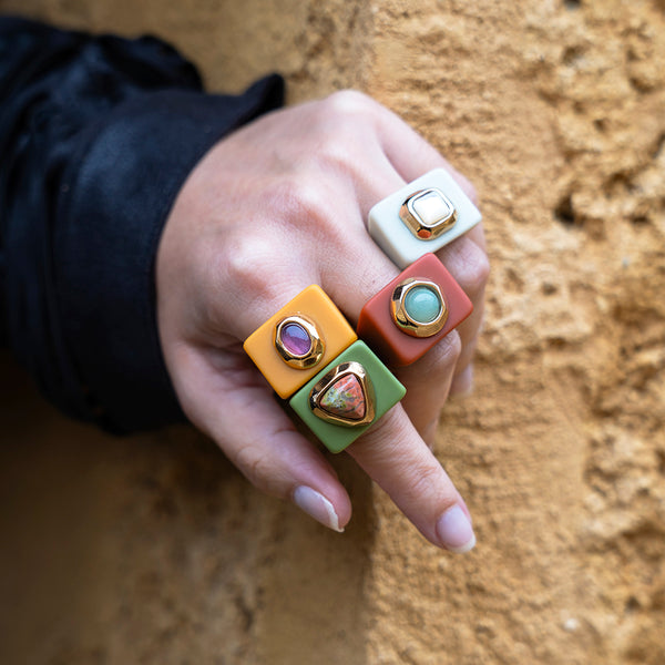 anillo grande de resina para mujer con piedra natural