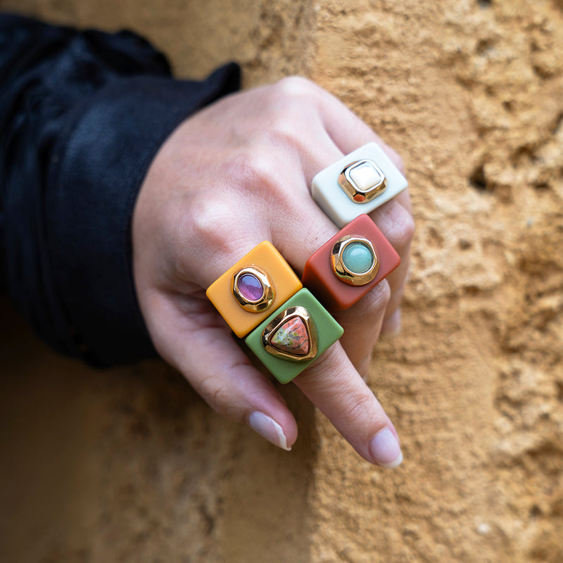 anillo grande de resina para mujer con piedra natural