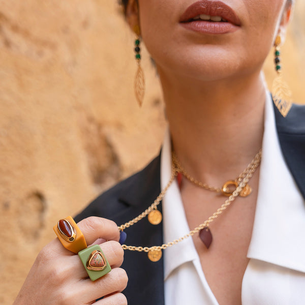 mujer con anillo de color verde pistacho y mostaza