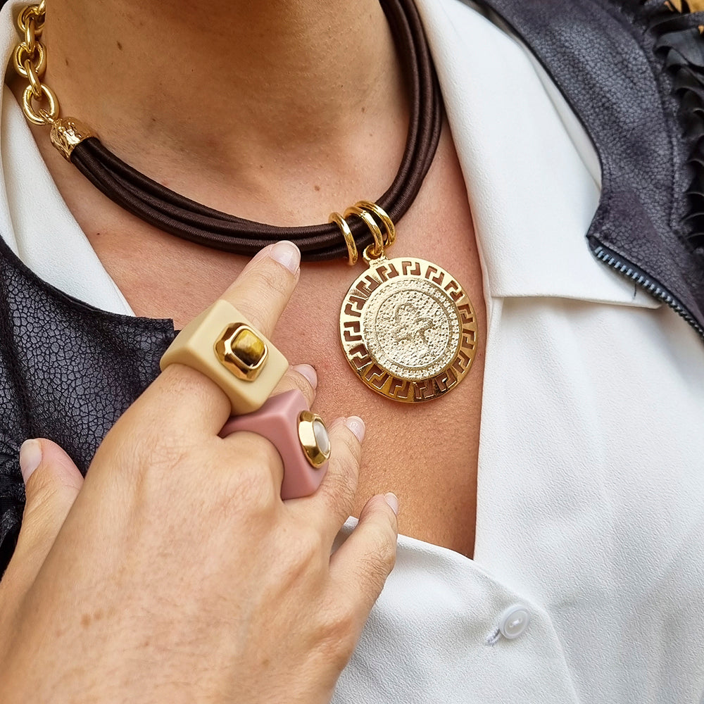 Anillo color rosa viejo con ojo de gato