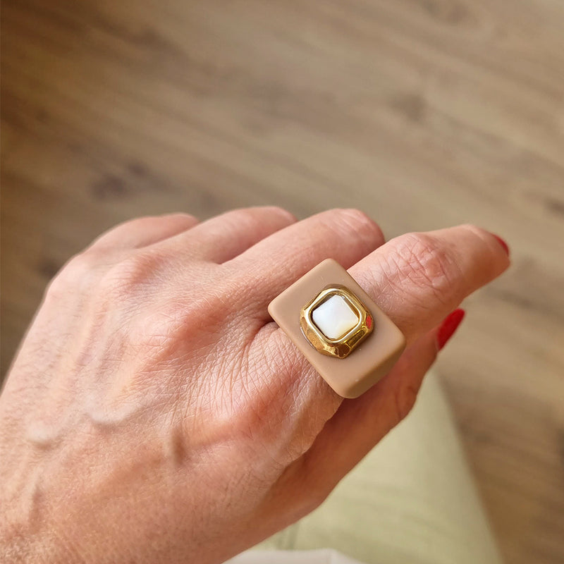 Anillo color Moka con Madreperla