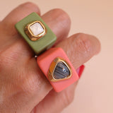 Anillo grande color verde pistacho con madreperla