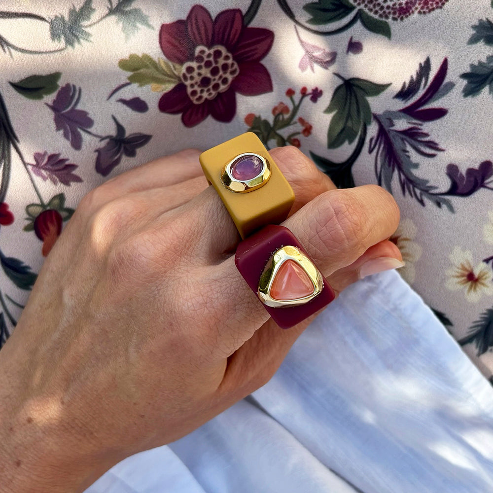 Anillo color granate con oro y piedra natural [SOUL]