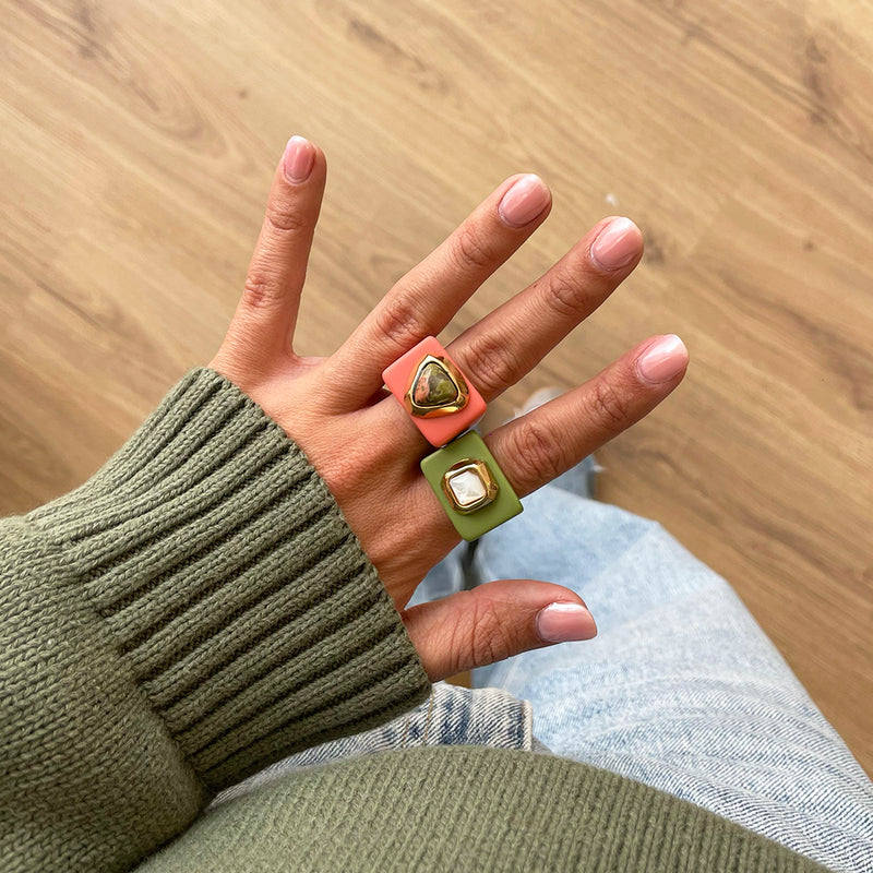 Anillo grande color verde pistacho con madreperla