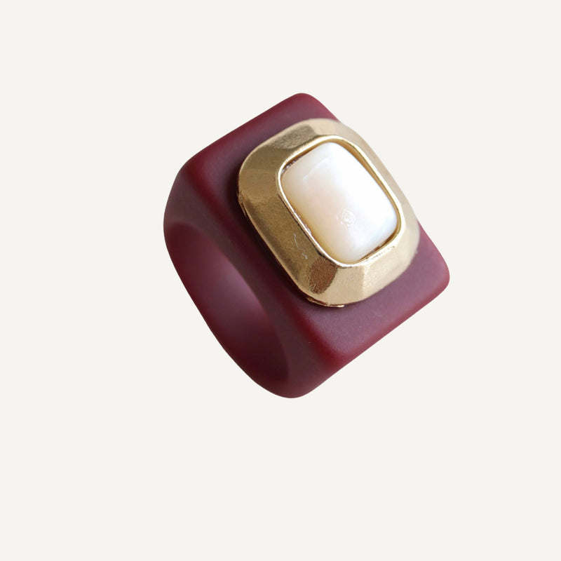 Anillo grande burdeos con madreperla