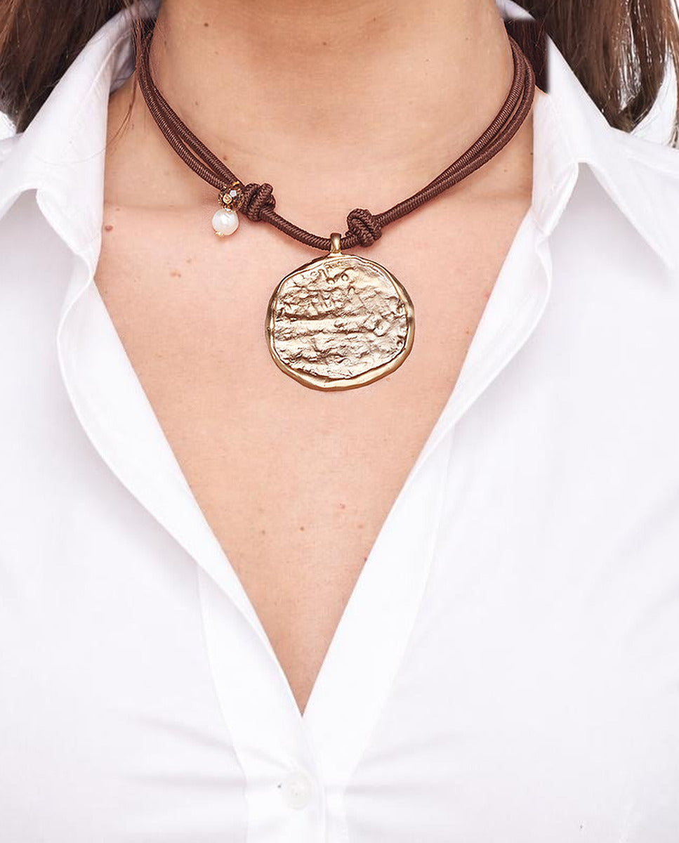 Detalle del Collar corto MILU, chapa dorada — Emolo