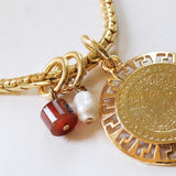 Collar corto para mujer cadena tipo snake dorada con pieza circular y piedra natural combinada con perla