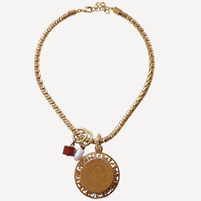 Collar corto cadena tipo snake dorada con pieza circular y piedra natural con perla para mujer