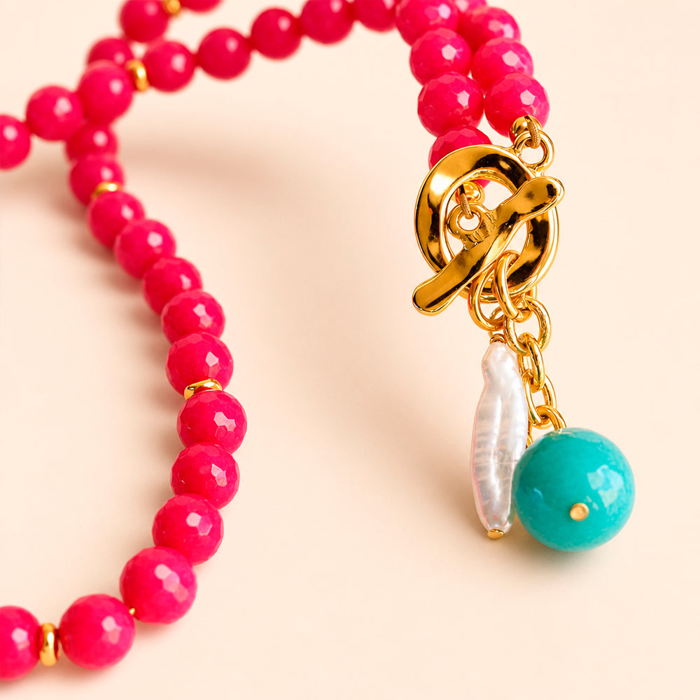 Détail du collier court BAVARO fuchsia, pierre naturelle et perle plaquées or