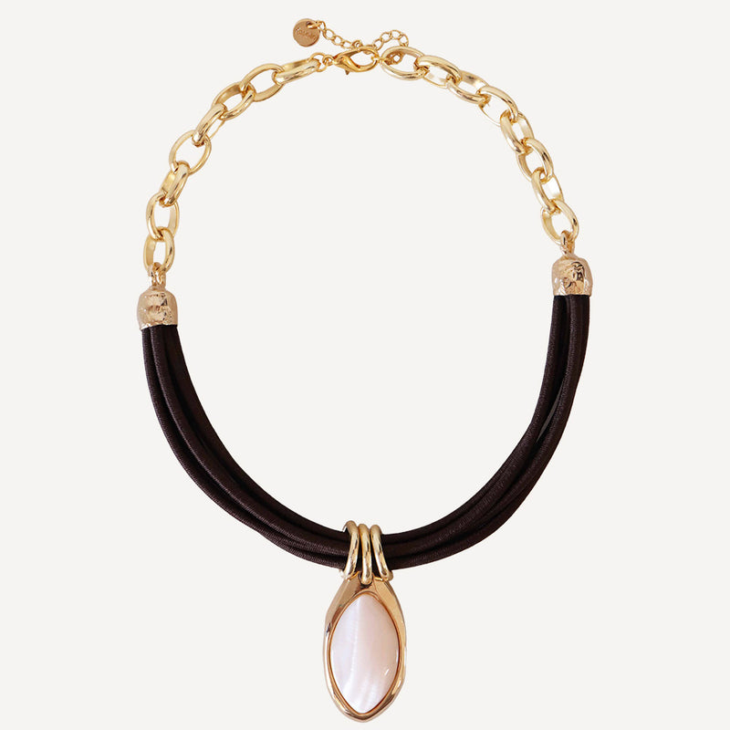 Collar corto con cordón encerado  y cadena dorada con piedra natural madreperla para mujer