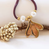 Collar ajustable para mujer con pieza dorada y perlas