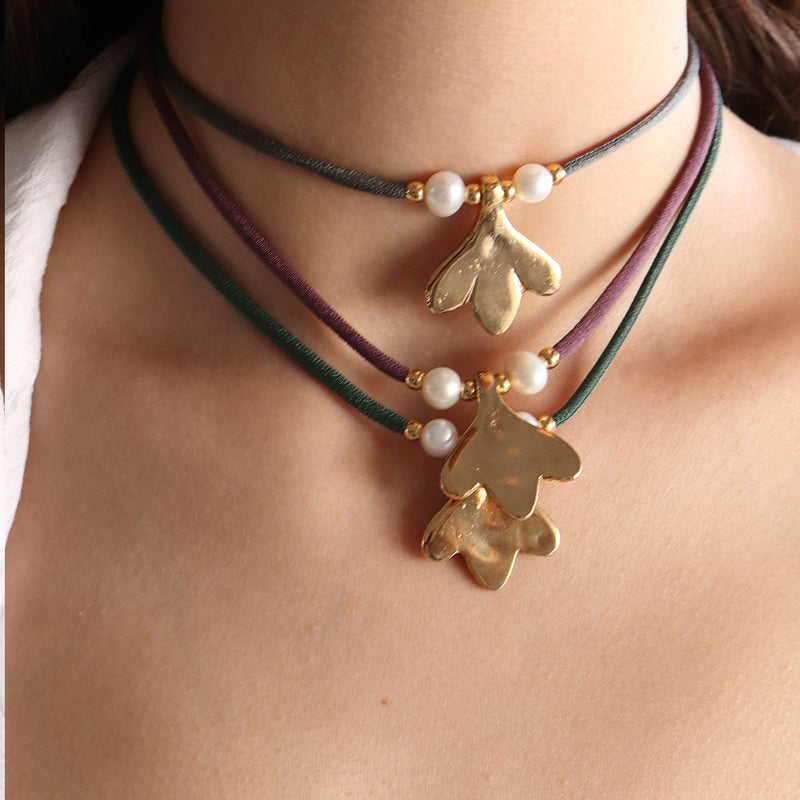 Collar elástico para mujer con perlas y pieza dorada central