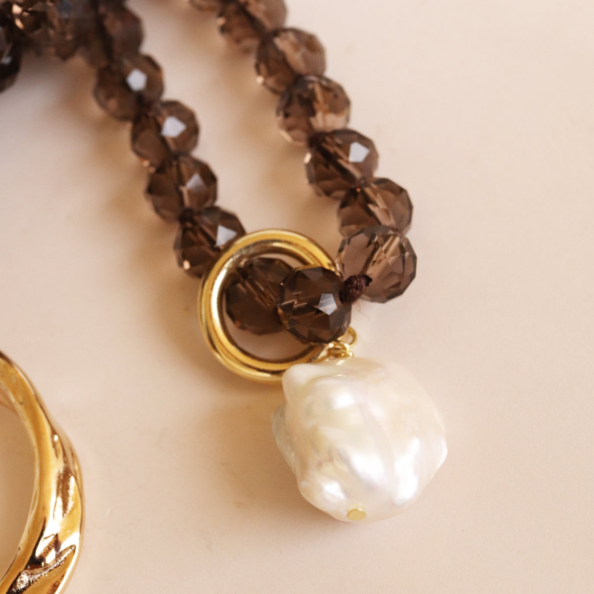 Detalle del collar ODRI Barroco fumé: perla barroca y cristal de roca facetado — Émolo