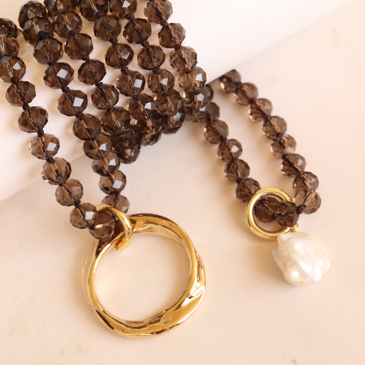 Collar ODRI Barroco fumé de perlas y cristal de roca, joyería artesanal Émolo