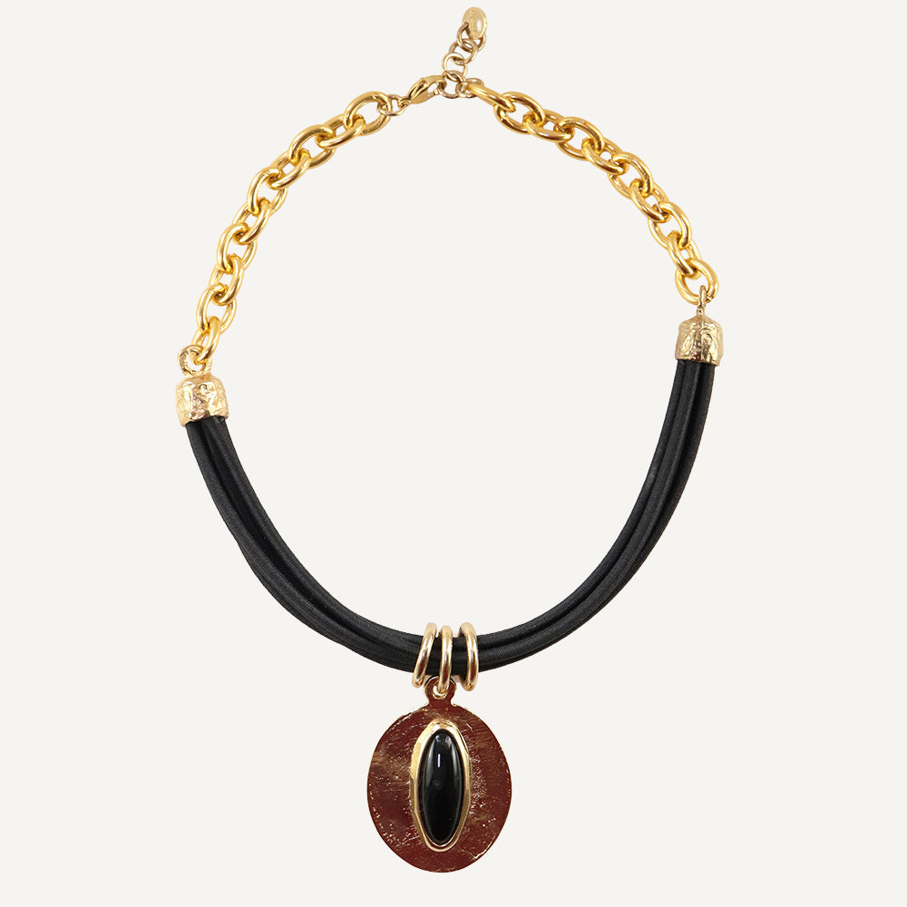 Collar corto para mujer color negro con cadena dorada y cordón premium