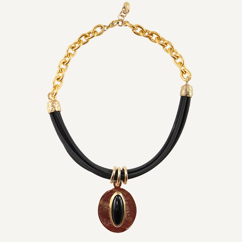 Collar corto para mujer color negro con cadena dorada y cordón premium