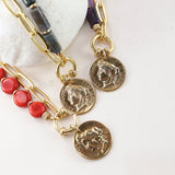 Collar corto con piedra natural y cadena dorada para mujer, pieza central moneda