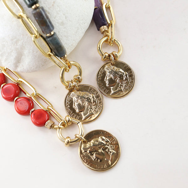 Collar corto con piedra natural y cadena dorada para mujer, pieza central moneda