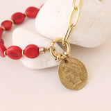 Collar corto cadena de eslabones dorada y piedras coral rojo para mujer