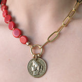 Collar corto con cierre seguro cadena de eslabones dorada y piedras coral rojo con moneda dorada