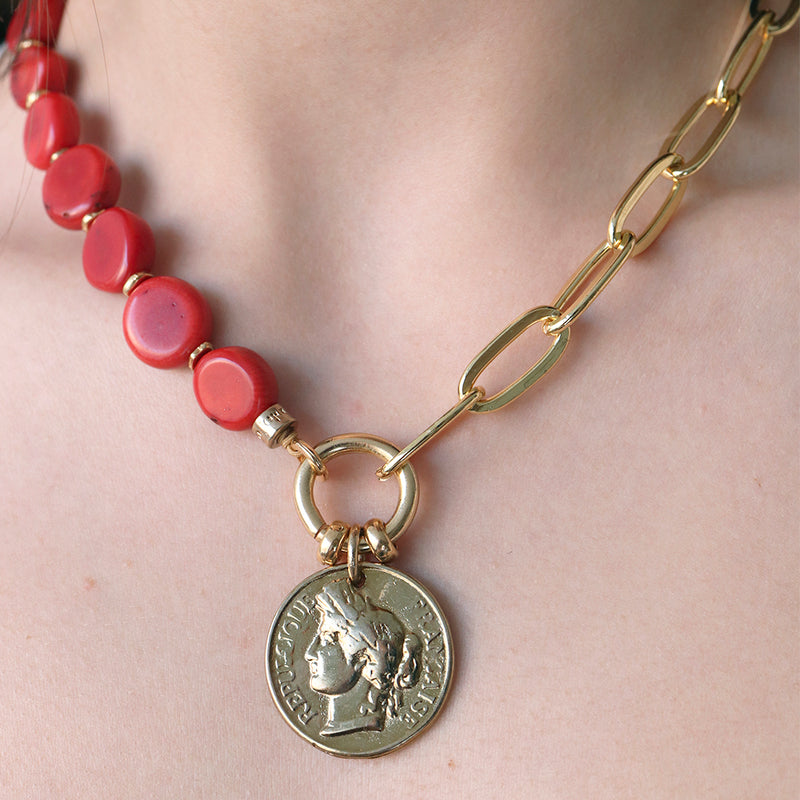 Collar corto con cierre seguro cadena de eslabones dorada y piedras coral rojo con moneda dorada