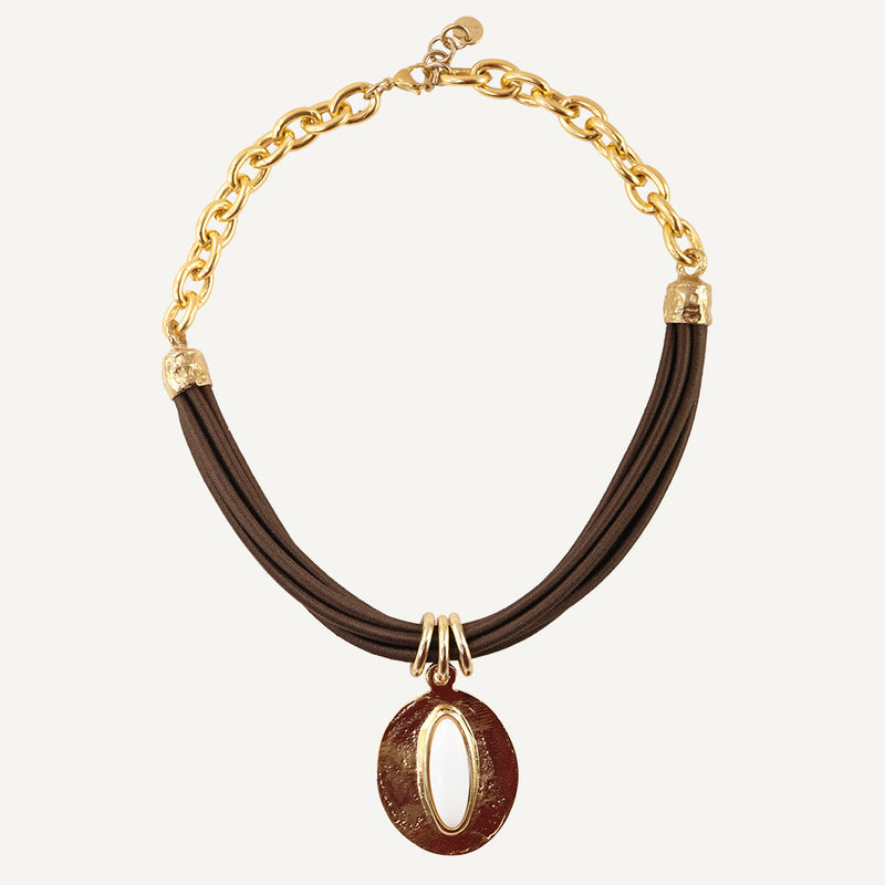 Collar corto para mujer con pieza color porcelana 