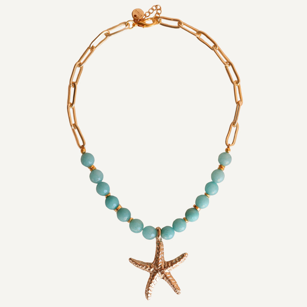 Collar Serenity turquesa de Émolo, piezas doradas con baño de oro y detalle de color