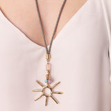 Collar largo ajustable con sol dorado y piedra natural cuarzo rosa