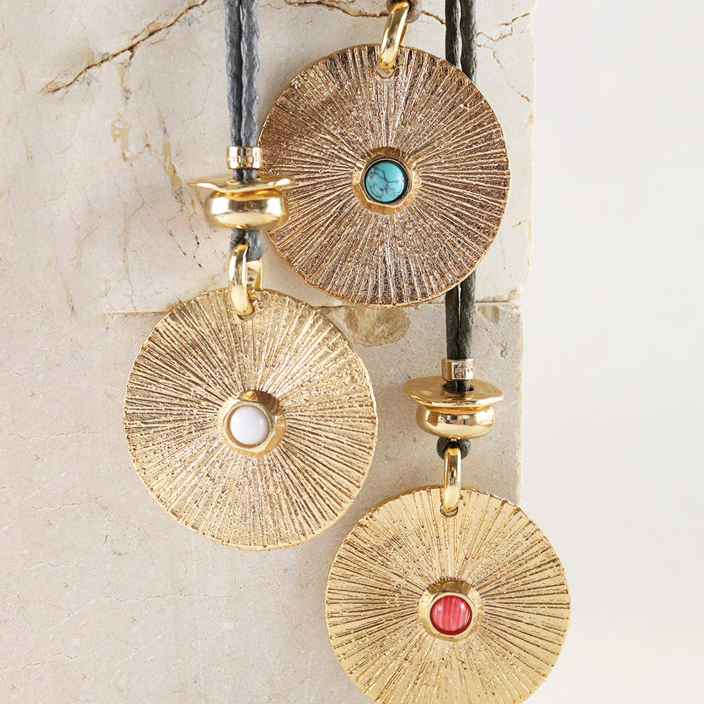 Collares largos ajustables para mujer con pieza circular dorada y piedras naturales