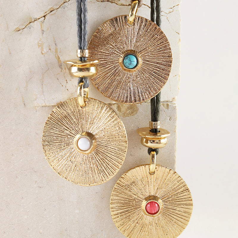 Collares largos ajustables para mujer con pieza circular dorada y piedras naturales