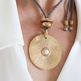 Collar largo ajustable con pieza circular grande y piedra natural color blanco